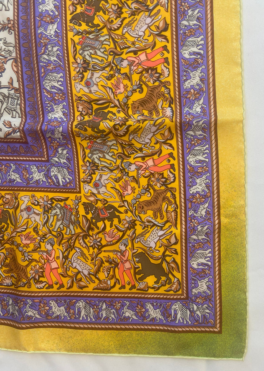 HERMES CHASSE EN INDE シルクスカーフ Hermes Black/Gold Silk 'Chasse en Inde' Print Michele Duchene 90cm