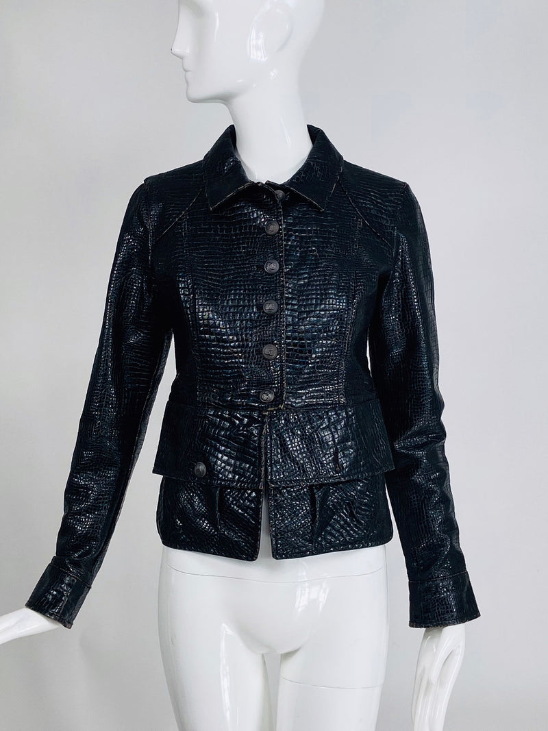 美品 CHANEL フェイクレザー クロコ型押し ココマーク ジャケット 38 We got our hands on this rare vintage Chanel 2003 brown croc