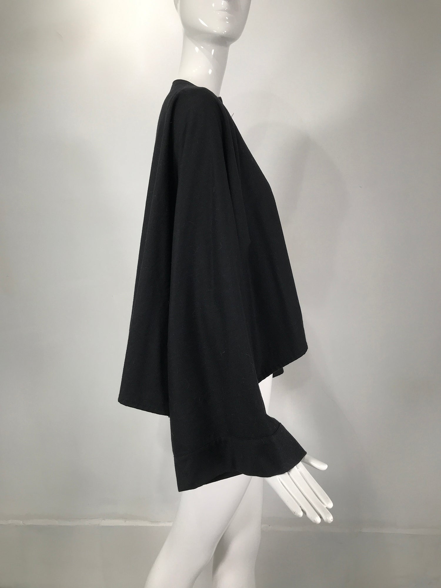 Ivan Vintage Asymmetrical Sleeve Grundahl Palm Wool Kimono Jacket – Beach Hem Black