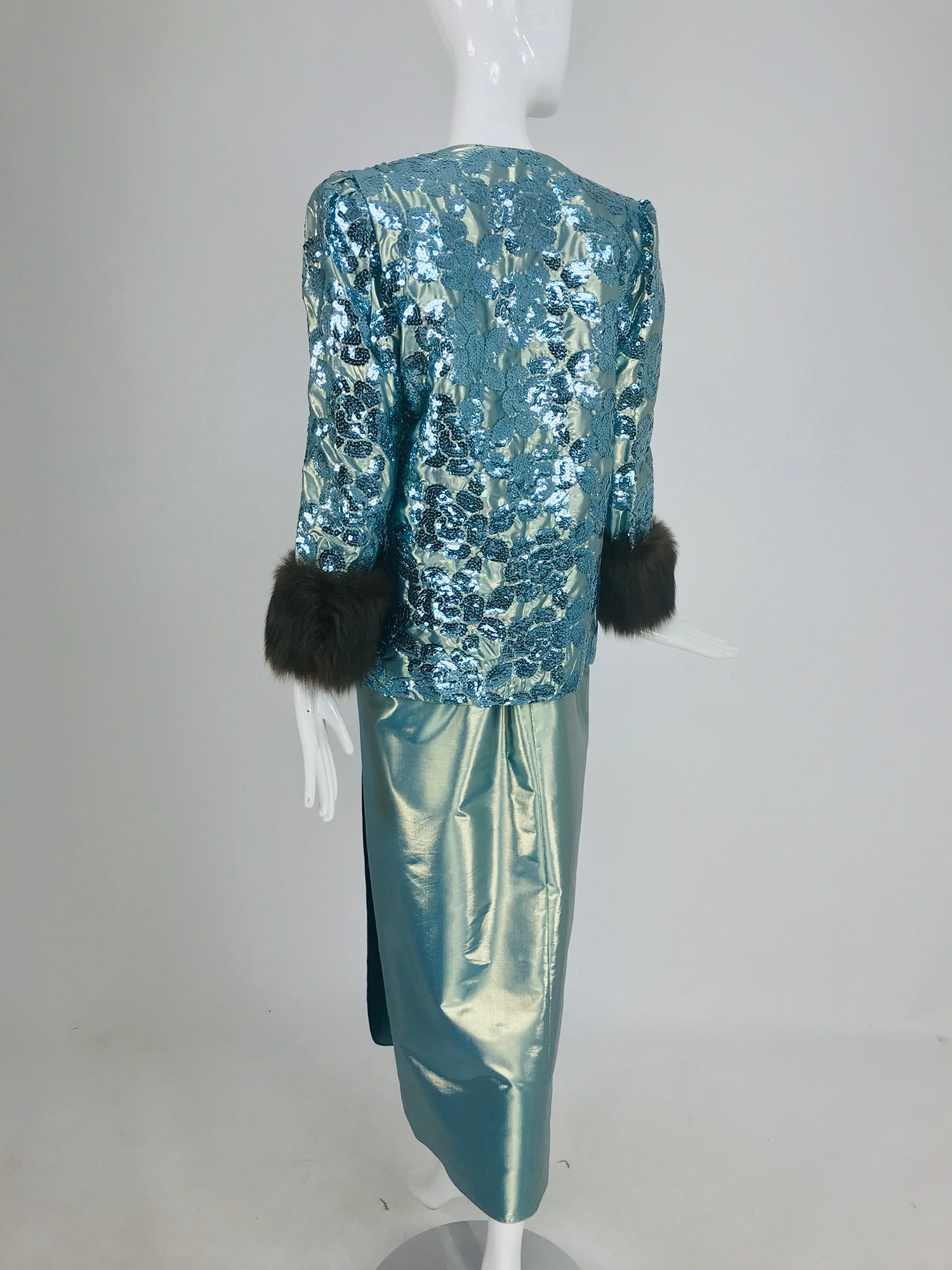 nolan miller blue beaded dress Blue beaded gown designed by Nolan Miller worn by Elizabeth Taylor. . . . #nolanmiller #elizabethtaylor #80sfashion #glamour #joancollins hollywood oldhollywood vintage barrymanilow collector instamood elizabethtayloraidsfoundation fashion
