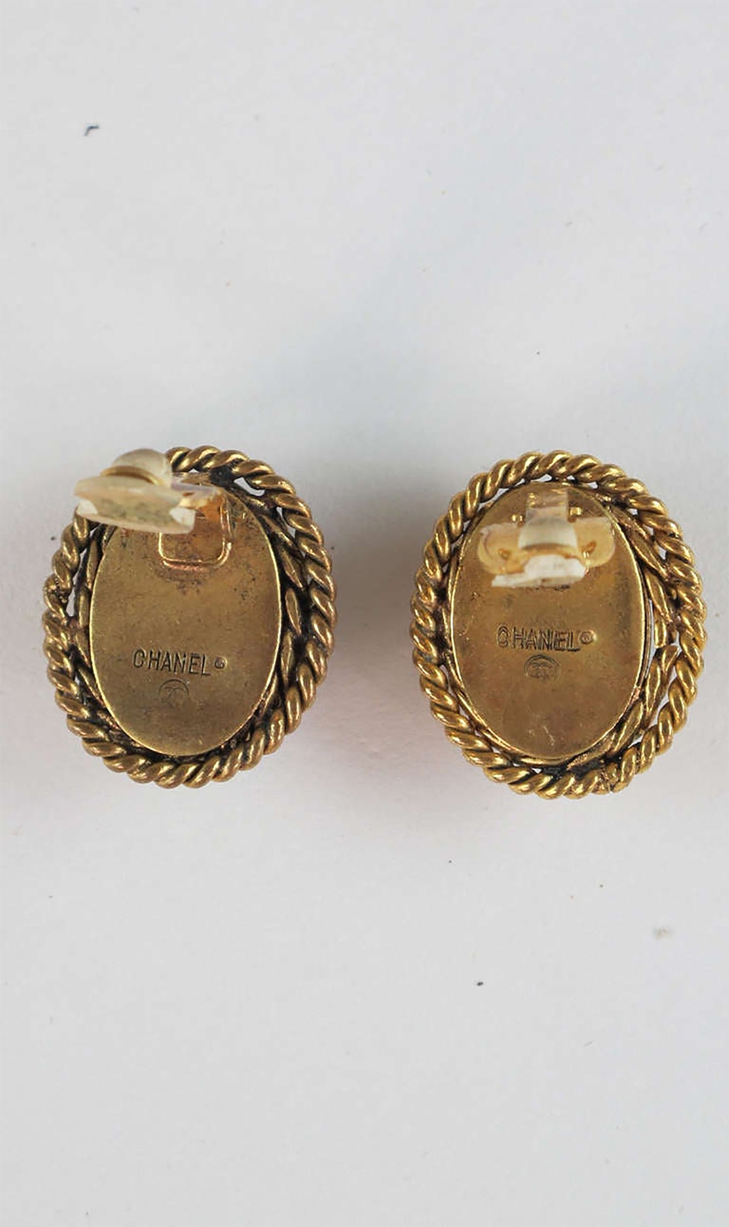 Chanel Vintage Gripoix Gold Twisted Ribbon Earrings – Amarcord Vintage  Fashion